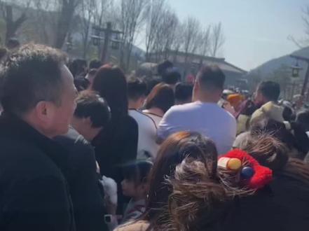 今天21号的龙门石窟太多人了,一个地方排队一小时起步,都不用走路都是被推着走的。拍照都拍不了一点#景区人山人海 #龙门石窟 #洛阳旅游