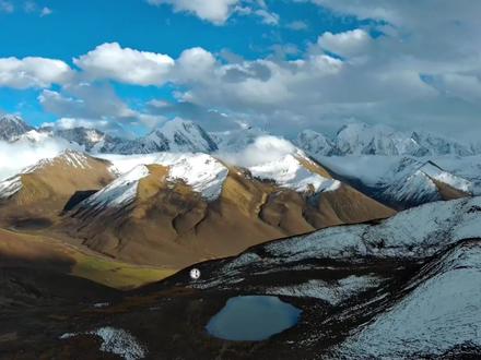 木雅措一个距离贡嘎32KM的小众景点。一个除冷噶措、子梅垭口后有一个能够近距离观赏到“蜀山之王”贡嘎主峰和贡嘎群山的景点。这里的日照金山,可谓绝美。导航:甲根坝亚弄村木雅措垭口。#贡嘎雪山 #木雅措 #见一眼就会爱上贡嘎雪山