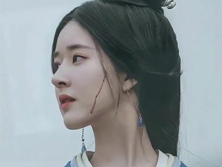 《星汉灿烂》程少商|“全天下最好的女娘”
这个发型好美,和古朴端庄的秦汉直裾配一脸。头发长的姐妹可以用真发做,短发姐妹戴假发即可。
💕步骤:
1⃣️-头顶取部分头发扎马尾,往前推形成一个扇形作为底座。
2⃣️-两侧头发先比划出合适的弧度,夹子夹住,下半截编发。
3⃣️-编好后固定在底座,喷发胶啫喱定型。
#星汉灿烂 #赵露思 #程少商 #发型教程 #换头了换头了