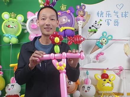 今天我们一起来做这个好看又好玩的滑板车,祝愿大家每天都有一个好心情!#手工气球#气球造型#创意气球#气球教程#滑板车