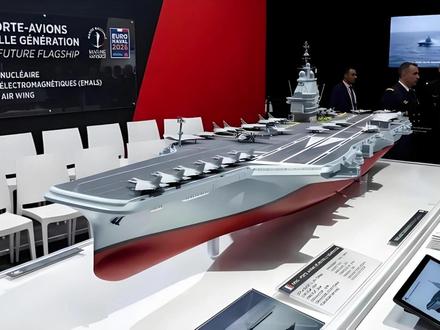 法国版福建舰,取名自由法国号,电弹和预警机还是得买美国货? 当马克龙站在法国海军基地,正式宣布新一代核动力航母定名“自由法国号”时,全球军事圈瞬间炸开了锅。这艘被法国总统寄予厚望的海上巨舰,被他亲口定义为“法国摆脱军事依附、守住战略自主、拒绝沦为大国附庸的核心保障”,甚至放话“没有强大国防工业,国家只会陷入军事依附、战略附庸和经济屈服的三重困境”。可一个尖锐的问题摆在所有人面前:顶着超高财政赤字、核心技术处处受制、军工产业链短板明显的法国,真的能靠一艘还停留在图纸上的航母,实现军事独立、重回全球海军第一梯队吗?#抖音精选 #硬核深度计划 #全球创作者计划 #零基础看懂全球 #时代的荣耀