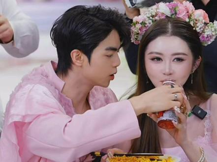 #美食 #纳迪尔 对 #盈公主 的爱每次都温暖人心,陪她笑陪她闹,陪她直播到深夜!用尽全力,爱她!另外推荐每次都不想错过的火鸡面,Q弹健康,满足味蕾,就好这口的姐妹别犹豫啦,每一袋足量吃到爽!