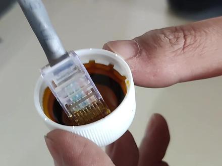 有些网络不好,经常掉线的可以试试这个,网线接头氧化发黑会导致接触不良。#微能 #MG450 #洗铜水 #铜锈 清洗剂