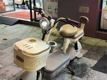 《开学期》性价比高的新国标电动车.雅迪CO9二代最新上市.搭配48v21a铅酸电池.续航🉑60~70km.现在只需1999.上牌迅速#雅迪新能源 #开学期 #性价比高的电动自行车推荐 #雅迪c09 #秀出你的座驾