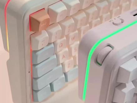 原来这就是K99v3、v2的区别|超详细对比测评。【内容一览】
打字音
一、性能提升
二、功能新增
三、外观对比
四、价格对比
五、声音手感
~
【省流版】
省流版
1.v3打游戏更猛了(尤其是fps类游戏)
2.电池续航更好了(8k回报率下能用三个半月)
3.新增音量旋钮
4.v3套件声音更闷更集中了
~
以上仅代表个人主观体验感受
ps:
最好要更换键帽
原装键帽有点薄
会把轴体声音变脆
换1.7mm以上厚度的键帽
声音会变得更闷更集中
也就是大家都很爱的闷闷麻将音键盘啦~
希望宝宝们能喜欢这期视频内容💕笔芯
#测评 #键盘 #机械键盘 #游戏键盘 #游戏