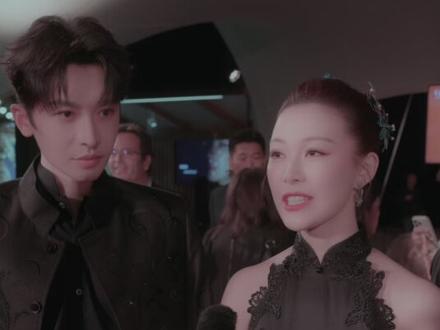 戛纳电影节中国之夜上,同我们“天籁与少年”节目中的少年伙伴天启、少年索朗顿珠、艾克里亚尔一同献上改编版的《花儿为什么这样红》,中国声音让世界听见!也感谢组委会授予我的金海岸 中国之美·国际文化传播殊荣! #常思思携少年唱响戛纳