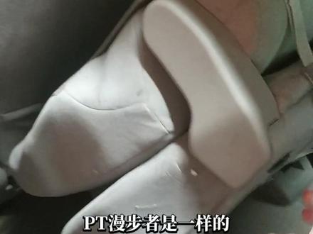 后排座椅靠背放倒后纯平的车型居大多数,而这样的结果是紧急刹车货物倾倒挤压前排,一旦追尾刺穿前排
后排座椅靠背后面是一块钢板,防止追尾刺穿,加上坐垫的塑料,折叠立起来之后对前排形成双层防护,安全无小事,远离靠背纯平放倒!
支持后排座椅“放倒-折叠-掀起”功能的车型有:雨燕/天语、本田CRV、爱丽舍、斯柯达野帝等#天语sx4 #天语sx4小铃木 #铃木天语 #铃木天语sx4 #铃木天语sx4自动挡