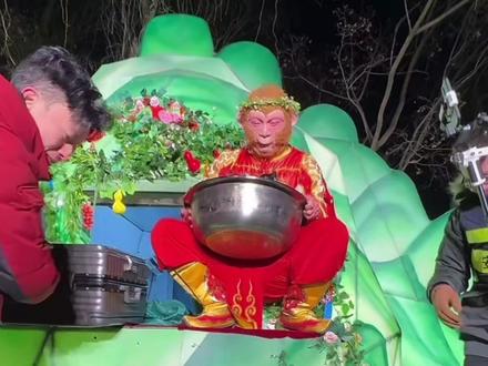 雪饼猴又来搞事情啦!🦍🍪 这次它狂撒零食,场面一度失控!零食雨下不停,谁能抵挡这波诱惑?🤯💥 快来看这只调皮猴子的疯狂表演,保证让你笑到肚子疼!😂🎬
#雪饼猴 #零食狂欢 #搞笑动物 #萌宠日常#长春动植物园