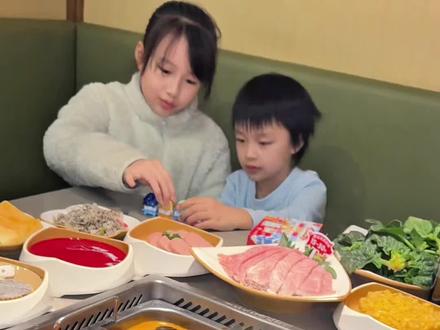 海底捞和小马宝莉联名啦,四人套餐,人均不过百#海底捞#捞派新年快乐连连#小马宝莉#海底捞联名小马宝莉#马年来海底捞拆盲盒