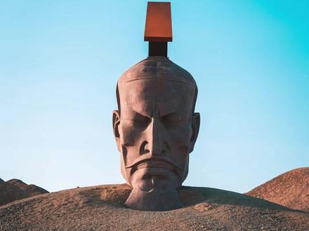 “汉武帝像被埋了一样”甘肃瓜州汉武帝雕像“只有头”引争议,官方曾宣传称以祁连为躯,站下面可感受武帝雄姿 #汉武帝 #甘肃