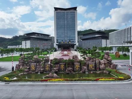 张家界学院英语专业山水实训室,你们想体验一下吗?🥰🥰🥰 张家界学院英语专业为校级一流本科专业,本专业以地方国家经济社会发展和国际经济交流为导向,对接阿里巴巴,国际旅行社等行业进行校企合作,实行国际旅游、国际商务、(国际)教育、翻译与国际传播等分类教学,培养通识素养宽厚、专业基础扎实、实践能力很强、具有国际视野的应用型、复合型高级专门人才,能从事入境旅游、数字贸易、跨境电商、教育、翻译与国际传播的涉外人才。
高考毕业生们,欢迎大家加入张家界学院文学院英语系创造辉煌🌹🌹🌹@抖音小助手 @DOU+小助手 @抖音创作者大会
#张家界学院 #张家界学院英语专业 #国际旅游 #跨境电商 #高考志愿