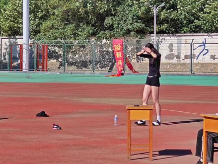 美女老师跳高。爱死了。#胡麟鹏#跳高#河北中医药大学 #运动会