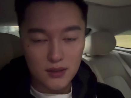 月水瓶,其实就是隐藏版的月狮子,底色也是很在乎自己的形象感受,他们年纪越大会越爱发疯
#月水瓶