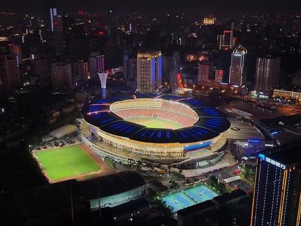 拼搏的湘超
骨子里的“霸得蛮”!断臂坚持、雨战不退、高烧拼搏…湘超球员用身体诠释何谓血性,何谓拼搏精神! #湘超联赛 #湘超永州队夺冠
