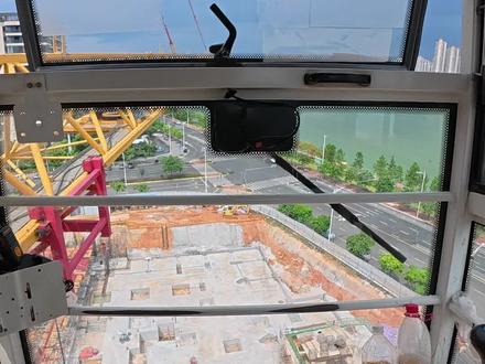 在塔吊上没水喝让指挥帮忙吊两瓶上来#塔吊司机