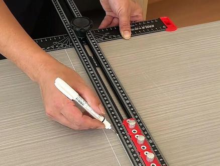 木工在现场做柜子的,遇到这种深色的板材用普通的铅笔画线很难看得清,今天给大家介绍一个好东西,就是一个白色的画线笔,画出来的线非常的细,它是白色的看得也比较清楚,如果这个线你不需要了,我们用湿抹布就可以擦掉,不像其他的画线笔怎么擦都擦不掉,我建议师傅们都备用几支#双十一必买清单 #好物推荐🔥 #瓦工铺贴瓷砖 #木工 #现场施工