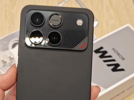 荣耀WIN手机到手不会这个操作就白买了!!
这就是10000毫安的手机吗!?
实际上手不会很重不管是rt还是win都不超过230g,要知道这可是10000mA的手机……超强芯片和风扇加持,或许注定了这个系列就是为了极致电竞性能而生#手机 #荣耀WIN #荣耀win #荣耀手机 #数码科技