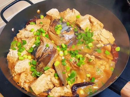 鱼头炖豆腐秘诀!豆腐用手掰才是灵魂 家常鱼头炖豆腐,汤汁味美又下饭
#鱼头炖豆腐
#家常美食教程
#家常菜做法
#豆腐神仙吃法
#懒人美食教程