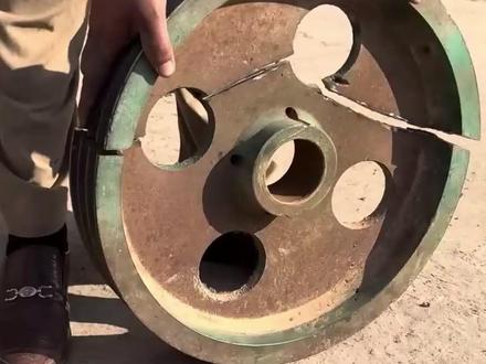 看老巴师傅如何维修损坏的拖拉机配重轮的 #超能制造 #巴铁维修 #机械加工 #修复 #拖拉机