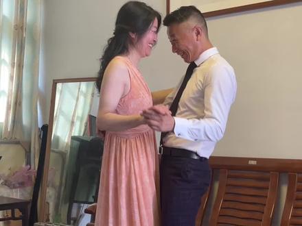 结婚前后跳舞的对比。结婚时脾气没有那么差啊!哎孩子都已经长大就这样过吧。#夫妻 #婚姻生活 #搞笑