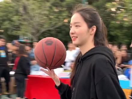 你要篮球女神不要?只要你开金口,我待会给你送来!她来了@仲qiuqiu