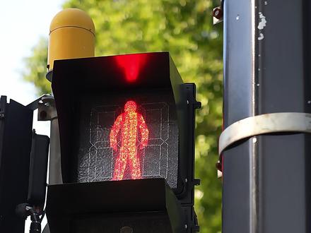 安全出行每一天!今天是第十四个“全国交通安全日”,这些实用的出行安全小贴士,赶紧转发给相亲相爱一家人!@人民日报少年