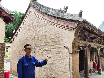 中国古建筑等级分为:庑殿顶,歇山顶,悬山顶,硬山顶,攒尖顶。硬山顶等级比较低,所以主要用于普通民居的偏房以及一些亭台楼阁等不重要的建筑之中。北方建筑屋顶喜欢用硬山顶结构,因为北方气候寒冷,坚硬的山墙可以防风防火。硬山建筑的特征是:屋面仅有前后两坡,左右两侧山墙与屋面边缘相交,一个正脊,四个垂脊,最主要特点是两端山墙直接与屋顶相交,屋顶端部与山墙处在同一垂面上,并将山部一缝檩木梁架外侧全部封砌在山墙内,山面裸露向上,显得质朴刚硬,故名硬山。#古建筑之美 #硬山顶