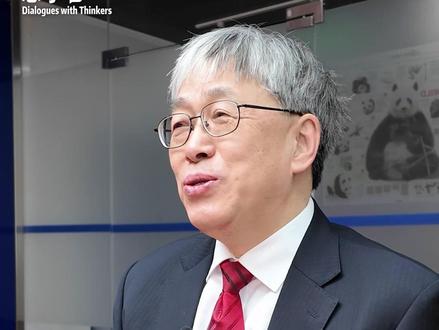 #为什么黄金波动这么大 现在买黄金是在避险,还是在投机?黄金到底靠什么涨跌?#思享者 邀请中国人民大学应用经济学院教授郑超愚分析贵金属价格涨跌背后的逻辑:黄金市场不是单边行情,而是典型的双边市场,有涨就有跌,跌能跌出机会,涨也可能涨出危机。黄金价格驱动因素大致分三层,你现在买的黄金,属于哪一层?点击视频迅速了解。(记者 刘浩 徐洁茹 张霄)#黄金 #贵金属 #金价 #股市