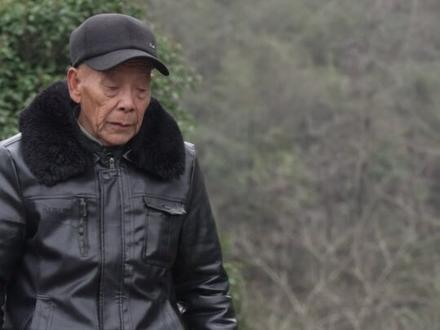 #我和我的黄石 ⑤守墓人 92 年前,鄂东南苏区王文驿战役打响,红三师三分之二将士壮烈牺牲。村民将他们安葬在虎头山,世代守护。如今,90 后大学生王梦楼毅然辞去高薪工作,回到偏远山村,成为第二代守墓人。他遍访乡邻、查阅族谱、奔走档案馆,只为让 200 多位“无名”烈士变得“有名”。他还创办 “红色邮差” 服务乡亲,开设 “红蓓蕾” 托管班,让红色基因代代相传。