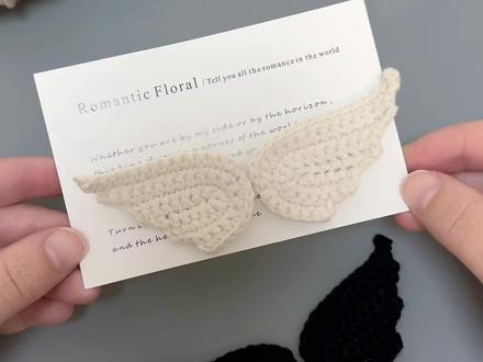 小翅膀钩织教程来啦!勾法简单,可做各种装饰!
毛线:@雪妃尔毛线 萌娃娃2号
色号:61米色,72黑色
钩针:2.5
图解来自@米拉手作
#钩针视频教程 #钩针新手教程 #钩织小物件 #娃衣 #10cm娃