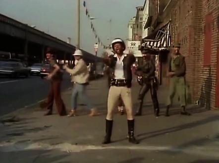 #经典回放 《YMCA》这首歌是village people在1978年创作,曾收藏在他们的《i can't stop the music》专辑里。
