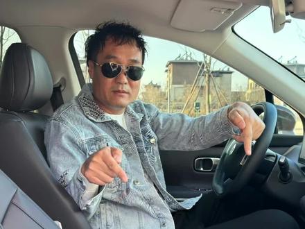 如何关闭日间行车灯 回答粉丝询问白天自动大灯熄灭后,示宽灯(日间行车灯)仍亮的问题。小零提供了永久关闭日间行车灯的方法:进入设置中的灯光选项,关闭智能灯光中的日间行车灯#我的零跑生活 #零跑传播时刻 #零跑汽车 #零跑c10 #零跑9周年