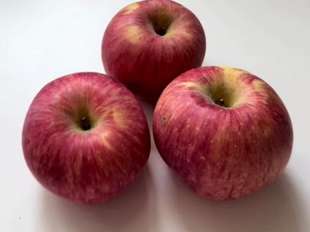苹果🍎的热量。一个红富士苹果有多少卡路里呢?碳水和膳食纤维含量多少克?#红富士苹果 #苹果的热量高不高 #减脂小知识 #热量计算 #热量测评 今天上午吃了一个苹果🍎,怪好吃的🙂↔️