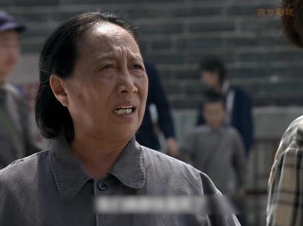 穷亲戚进城扫荡,堪称鬼子进村! #因为一个片段看了整部剧 #好剧推荐 #精彩片段分享