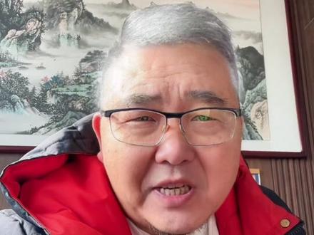 追尾后她换上公安大衣:“换衣姐”的操作,让人细思极恐 是怕冷还是施压?事故现场换制服,动机究竟是什么?
3. 公平的焦虑:从“换衣姐”看那些破坏规则的心理暗示
评论区互动引导:
4. 你如何看待“换衣姐”在事故现场换制服的行为?
5. 你觉得这种“身份暗示”会影响事故的公正认定吗?
6. (引申)生活中,你还见过哪些利用“身份”施加压力的现象?
#换衣姐 #交通事故 #社会百态 #你怎么看 #讨论