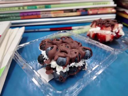 重生之我在学校当美食家#高中生 #自制美食 #蓝莓巧克力冷萃酸奶