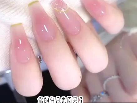 《造谣相伴》25分钟超长版~一次看个爽系列,原文已完结#娘娘今天又在造谣 娘娘今天又在造谣后续 #陆云涧林菀宁欣 陆云涧云菀宁欣后续 #林菀陆云涧 宁欣陆云涧结局 我为你明灯 我为你明灯后续 小说 推文 每日推荐 #今日推文
「你的白月光回来了,我让位。」我垂眸跪在地上。他皱眉,转身对旁边的宫人问:「宁欣现在是什么位份?」「回皇上,是常在。」那宫人答。他拍了拍胸口:「吓死我了,听她这话我还以为自己什么时候不小心封她为皇后了呢。接着他转向我:「你一个常在有什么好让的?」我爹为了前途把我送入宫中。殊不知,我跟皇上陆云涧有仇。选秀那天,他毫不犹豫就点了我。我当时就哭了。#失效让位 失效让位后续