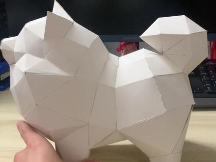 挑战一下博美犬折纸,下次试一下皮卡丘。
这里用的是卡纸,大张卡纸裁剪成A4
大小,拼接处建议用双面胶