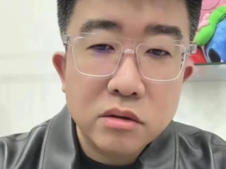 “王炸姐”老公在直播中澄清,老婆并非网传连轴转熬夜,其弟媳还原其抢救过程@抖音小助手
