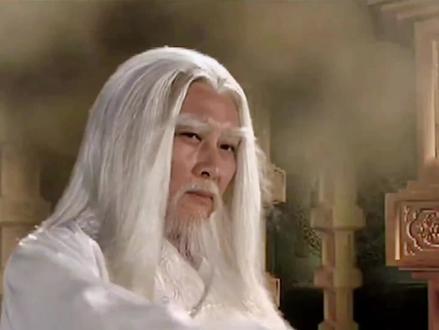 老元哥一共有19个徒弟,其中有12个人被称为十二金仙(十二上仙),分别是广成子、赤精子、黄龙真人、惧留孙、太乙真人、灵宝大法师、文殊广法天尊、普贤真人、慈航道人、玉鼎真人、道行天尊、清虚道德真君
燃灯道人,在阐教中地位仅次于元始天尊,乃是阐教众仙之首,地位超然,说他是副教主也不为过。燃灯道人住在灵鹫山元觉洞
南极仙翁,是阐教之中仅次于燃灯道人的门人弟子,他徒弟“白鹤童子”乃是元始天尊的侍童,深得元始天尊器重。民间称南极仙翁为“寿星老人”,主要负责掌管寿命。在封神演义中,南极仙翁和云中子并列称为“福德之仙”
云中子,在终南山玉柱洞修道,他在阐教中最为悲天悯人,一开始想要除掉九尾狐狸附身的苏妲己,帮助商纣王治理天下,扭转商朝气运。但是最终失望了,云中子赠送给商纣王的松木剑也被纣王一把火烧了,九尾狐狸从此再无忌惮。云中子的徒弟是周文王姬昌第一百子雷震子,是一个非常厉害的阐教三代弟子,能够和杨戬、哪吒、土行孙等人相提并论
姜子牙,是昆仑山玉虚宫元始天尊门下的阐教的关门弟子,他32岁上昆仑山学艺修行,72岁被派下山,等待时机,匡扶天下。姜子牙在此期间,偶遇昔日结拜兄弟宋异人,经宋异人介绍做媒,娶了一个68岁的黄花大闺女为妻。但是姜子牙却不善于经营生活,摆地摊每次都是血本无归,最后妻子马氏实在忍受不了,便和姜子牙离婚。
姜子牙从此不再受世俗的羁绊,天高任鸟飞,最后辅佐周武王讨伐商纣王,建立周朝,并主持封神
邓华和萧臻两人其中邓华的兵器和吕布的兵器一样,都是方天画戟,但是他却没有继承吕布天下第一的名号,辈分虽高,武功却很差。破截教十绝阵时,邓华奉元始天尊师命,第一个试阵,由于学艺不精,惨死于秦完天君所设的天绝阵之中,成为炮灰。他死得很惨,被秦完割下首级拎着示众。封神榜上,邓华被敕封为“木府星”。
萧臻也是试破截教十绝阵的时候死去的,他被金光圣母的金光阵内的金光射中死去,他的魂魄也进入封神榜,被敕封为“金府星”。