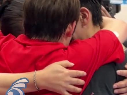 广东女篮十五运会夺金!杨力维、杨舒予与妈妈相拥而泣。 #广东女篮 #杨力维杨舒予