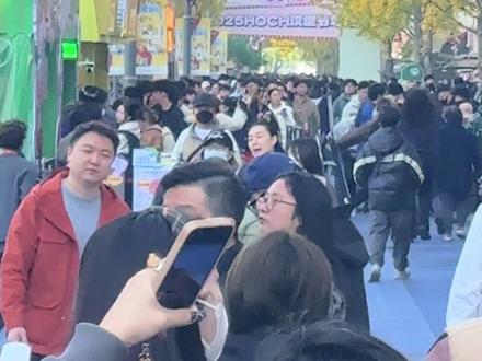 【上海这里得有20万人!】进入年末,上海主题鲜明、形态各异的市集多了起来。11月28日起,由百万粉丝网红#小李有点饿 发起的全国巡展#汉堡节 “收官场”落地吴中路商圈,首日商圈客流增长100%!活动将持续12天,日均客流将在20万人次,一起去“轧闹猛”!