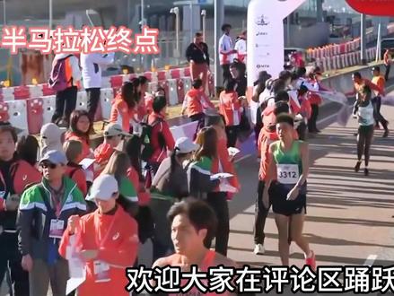 #马拉松 #港珠澳大桥 #周润发 在昨天港珠澳大桥马拉松比赛上出现披萨一幕,当冠军冲线时冲线带竟被收起。