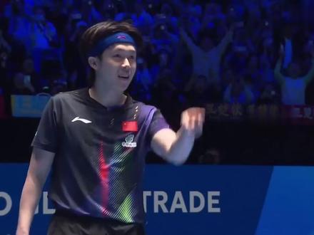 黄金左手遇最强右手,莎头捏脸启航,逆袭铸就国乒天选混双王牌 王楚钦黄金左手、孙颖莎最强右手,2017 年偶然配对,意外成就国乒天选混双。二人从赛前捏脸玩笑解压起步,性格互补、打法契合,却历经拆分、错位登顶、球拍意外、赛场绝境等多重坎坷。一个登顶时另一个仍在攀爬,一人失误时另一人全力扛压,从未相互埋怨。南阳决赛 1-3 落后逆天逆转,休斯顿横扫夺冠,巴黎圆梦混双金牌,多哈包揽三冠缔造巅峰。八年坚守,他们将天赐缘分打成硬核实力,不靠等待只靠并肩,用陪伴与狠劲打破困境,诠释真正的王者从不独行,成为国乒最具分量的混双传奇。#王楚钦 #孙颖莎 #王楚钦孙颖莎 #莎头#天选混双莎头组合