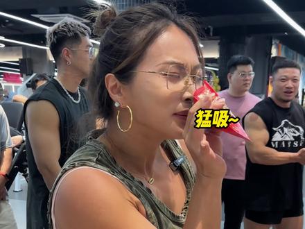 100公斤卧推挑战(全员腹肌版) #健身 #卧推 #胸肌