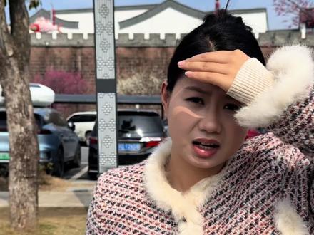 🌟【水墨徽州|0商业味!这才是古城正确打开方式】
避开人挤人!本地人私藏的徽州古城攻略,小众又出片👇
### **📸必拍打卡点**
1️⃣ **许国石坊**
👉 全国唯一“八角牌楼”,明代石雕之王!站侧面仰拍,秒出历史大片!
2️⃣ **斗山街**
🌿 青苔石板+马头墙,清晨7点去!雾霭中穿旗袍撑油纸伞,氛围感拉满!
3️⃣ **徽州府衙**
🎋 红灯笼悬空的后花园,穿汉服坐在连廊,仿佛穿越回明清!
4️⃣ **渔梁坝**
🌅 黄昏必去!站在“江南都江堰”石坝上,等一场新安江的橘色日落!
---
### **🍲美食清单(不踩雷版)**
✔️ 毛豆腐:找路边奶奶煎的!焦脆外皮+流心质感
✔️ 臭鳜鱼:闻着臭吃着鲜!夹一筷子蒜瓣肉拌饭绝了
✔️ 石头粿:梅干菜馅!看阿婆用石头压烤的过程超治愈
❗️隐藏吃法:买杯冰酒酿,边喝边逛巷子!
---
### **🎭文化体验**
🔹 **徽墨描金**:亲手给墨条画金纹!非遗工作室免费体验(悄悄说:成品能带走!)
🔹 **听徽剧**:下午2点去老茶馆!一杯茶钱听《贵妃醉酒》,老爷子唱功炸裂
🔹 **夜游古城**:提灯走打箍井街,月光照着徽派屋檐,比白天更有江湖气!
---
### **⚠️避坑指南**
🚫 别买联票!单点门票更划算(府衙30r,渔梁坝20r)
🚫 拒绝“免费导游”!古城自己逛才有趣
✅ 小众路线:从中山巷进→南谯楼→阳和门→绕城外练江边,人少景美!
---
### **🚗交通Tips**
📍 地址:安徽黄山市歙县徽州古城
🛵 自驾:杭州/上海出发约3h,停车选“游客中心”停车场(10r/天)
🚌 高铁:到“歙县北站”,打车15分钟直达
#徽州古城 #徽州 #旅游攻略