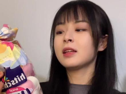 吃飞碟糖、纸片糖、美人鱼珠光胶囊糖!#网红糖果 #零食推荐 #无限回购的宝藏零食分享 #飞碟糖 #声控零食