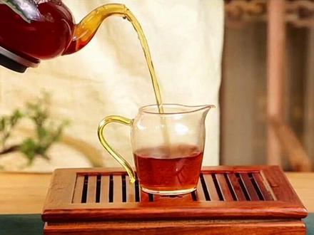 你知道吗,适合大多数人喝的茶是黑茶,从中医角度看,黑茶可以入肾、心、脾三脏,喝茶养生首选黑茶。#传承中医文化 #健康养生 #知识分享 #喝出好气色 #茶知识