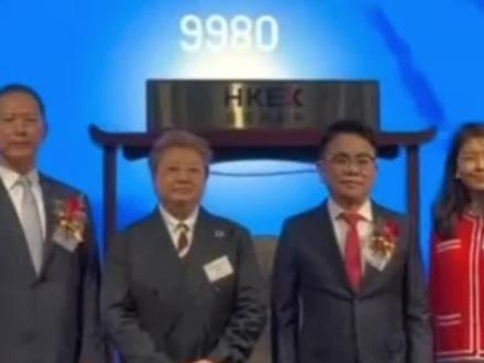 能让韩红亲自助阵,这波排面真的给拉满了#韩红现身港交所敲钟 #韩红走错片场