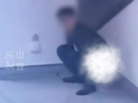 男子地铁站台当众大便 工作人员:已及时清理 正在进行调查